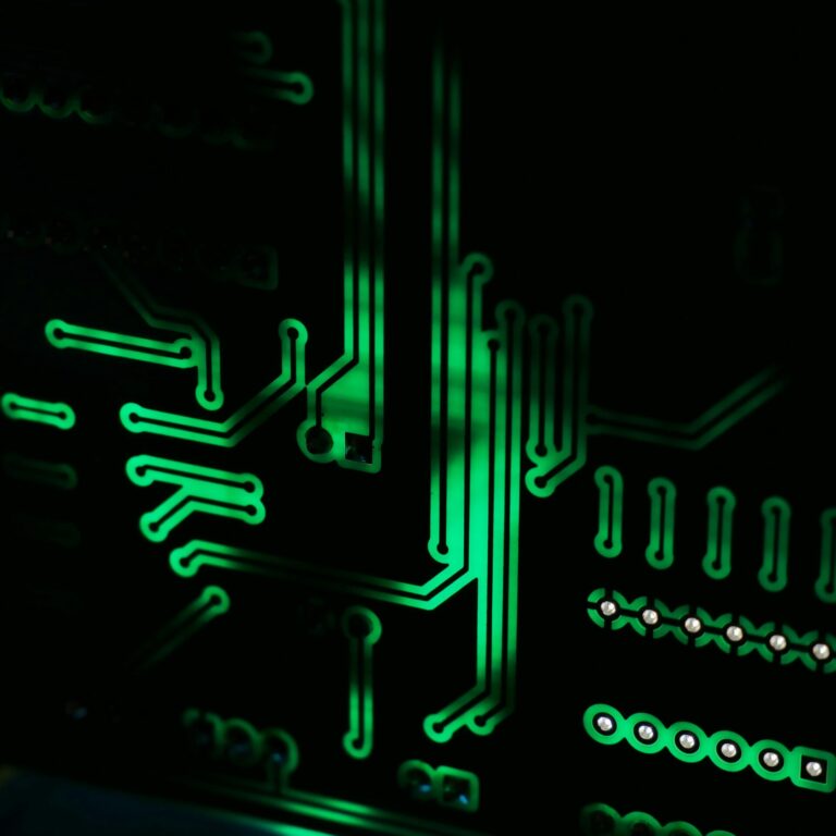 vishnu-mohanan-M0yAcynJr6M-unsplash Das Bild zeigt leuchtend grüne Leiterplattenbeschriftung auf schwarzem Grund
